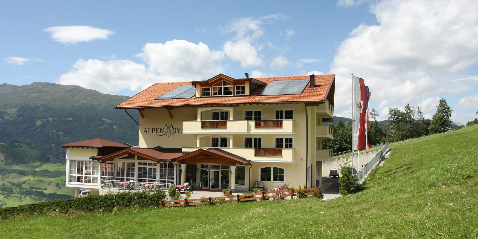 Traumhafte Lage des ****Alpenroyal in Jerzens Traumhafte Lage des ****Alpenroyal in Jerzens